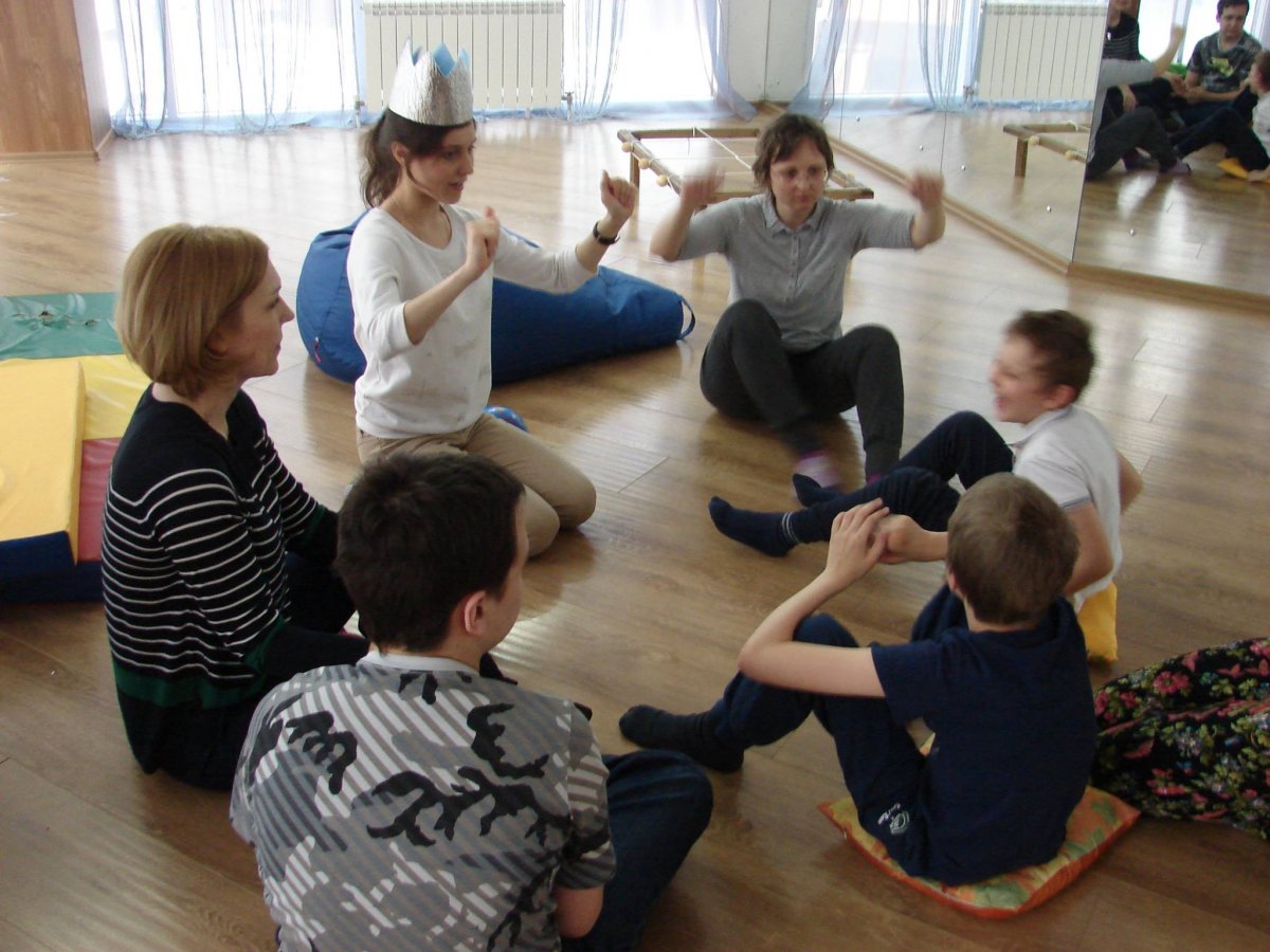 Занятия с детьми с РАС и родителями "Школа Со-общения"